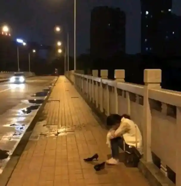 在路上我遇到了一个女孩她蜷缩在桥上哭泣穿着单薄的衣服