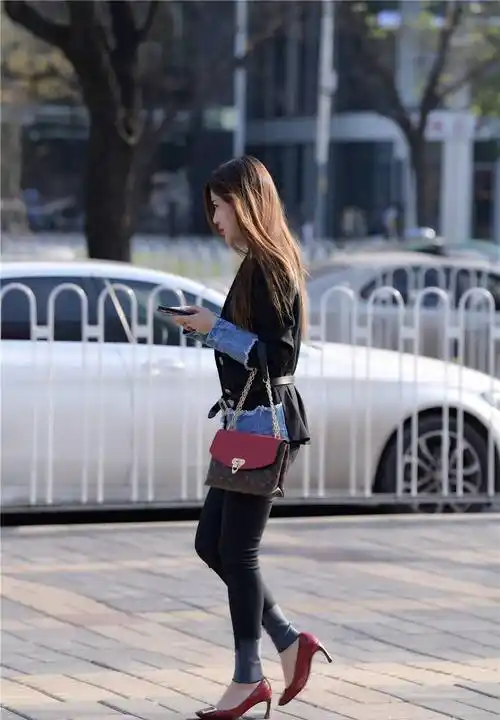 红色高跟鞋,搭配黑色紧身牛仔裤,拼接的设计,像是补丁一样_款式_美女