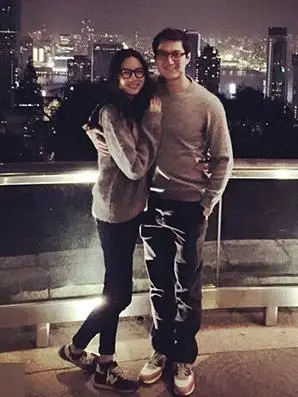 张梓琳晒与老公甜蜜旅行照 网友:满屏都是腿(3)