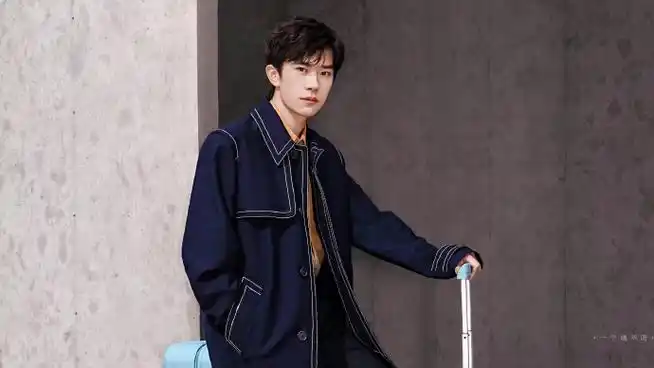 易烊千玺代言rimowa##易烊千玺阿玛尼彩妆代言人