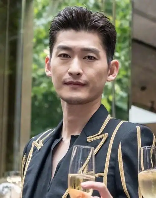 变老了!近期参加活动的张翰,眼神里充满疲惫!网友:脸下垂了