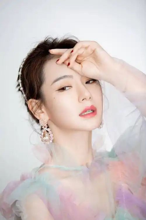 38岁戚薇,饱满有料女人味十足!_时尚_表演_成为了