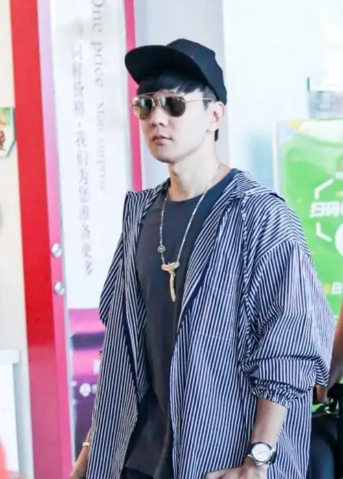 林俊杰简直了,出门还把"剃须刀"挂在脖子上,胡子能长这么快?