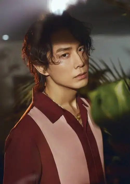 李承铉可是很多人心中的男神呢,在时尚领域也是有一定造诣的,气质很好