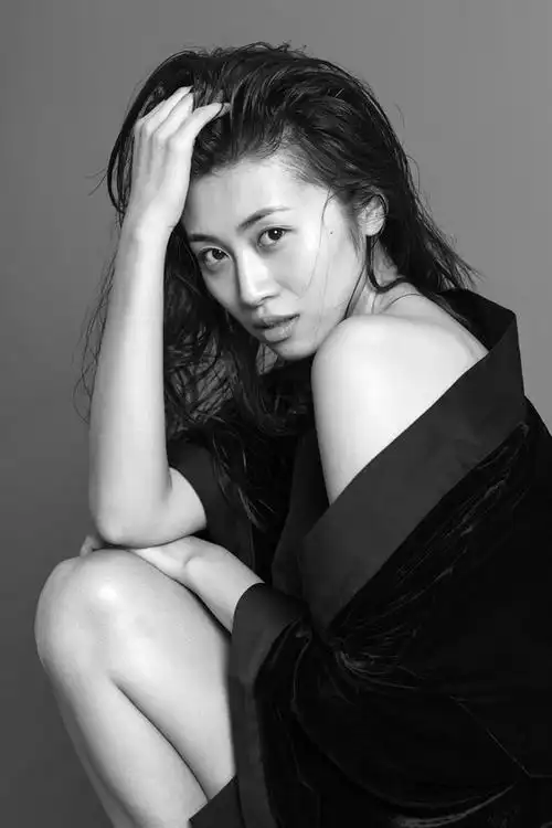 开心麻花韩云云时尚写真曝光 黑白look诠释独特魅力