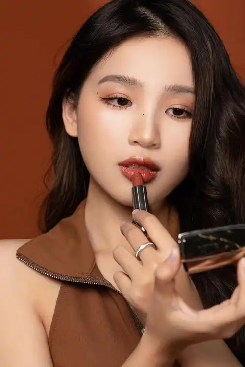 精致浓颜感混血妆容