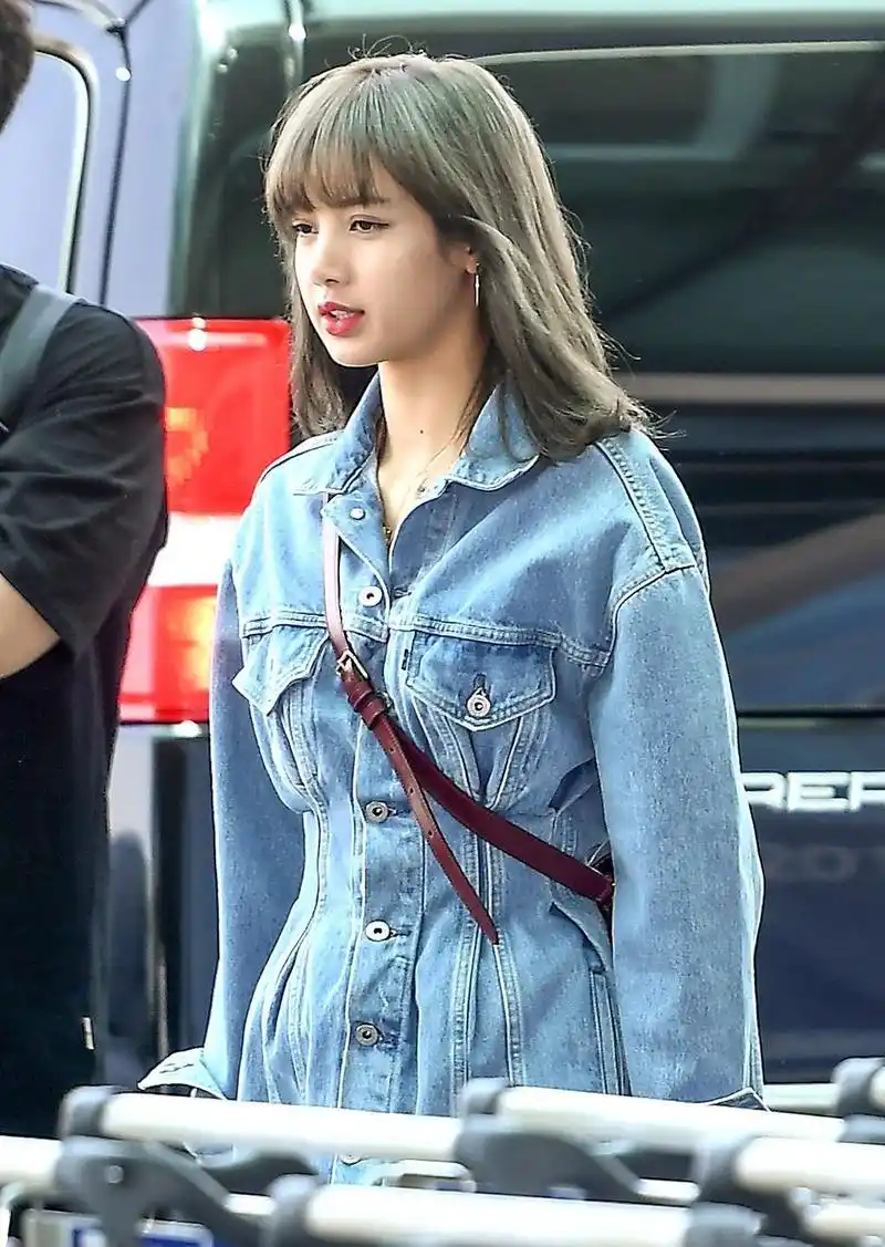 原创blackpink最新机场秀智妮彩英露脐装秀小蛮腰lisa短裙秀美腿