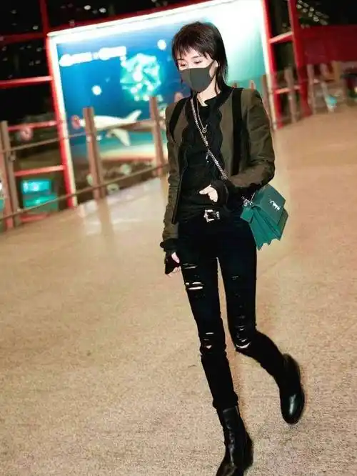 爱情的幸福,王子文紧身牛仔裤亮相,最美辣妈!