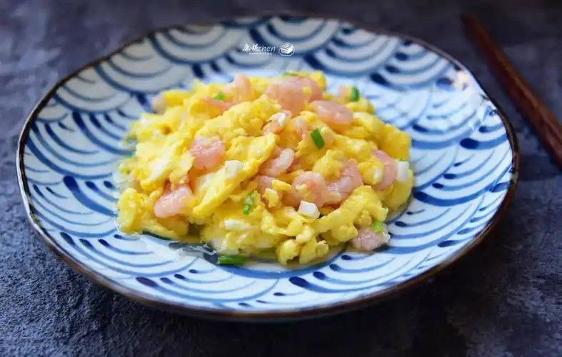 虾仁炒滑蛋鸡蛋是很常见的食材,几乎每家每户都会有鸡蛋,我就是其中之