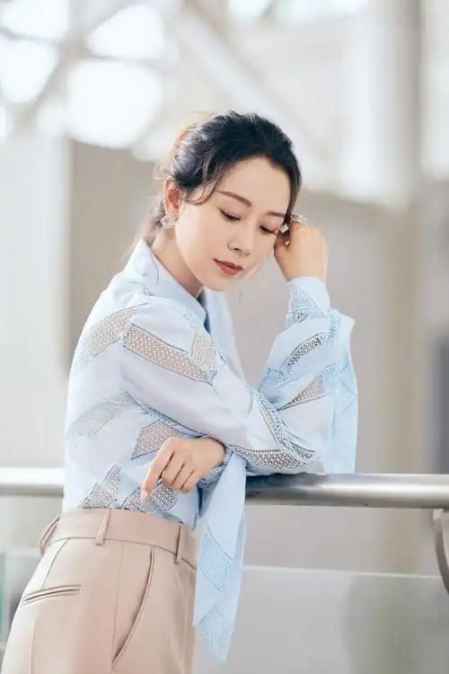 海清的长发造型真的很年轻像小姑娘一样穿得老气也不显年龄