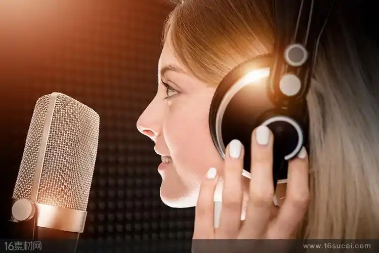 戴耳机唱歌的外国女生高清摄影图片