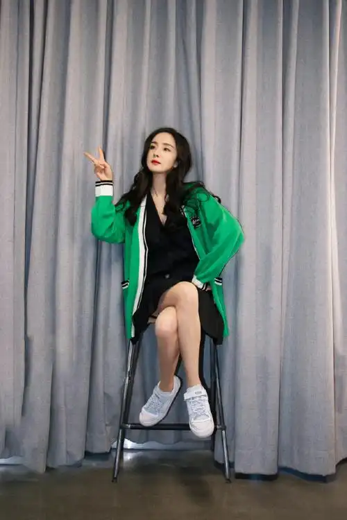 杨幂私服#同款传送门:moco2021春季新品撞色边章仔学院风羊毛针知开