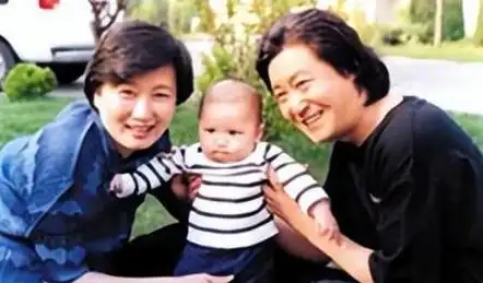 因为有老婆和家人帮忙照看孩子,赵宝刚能一门心思扑在事业上,所以他的