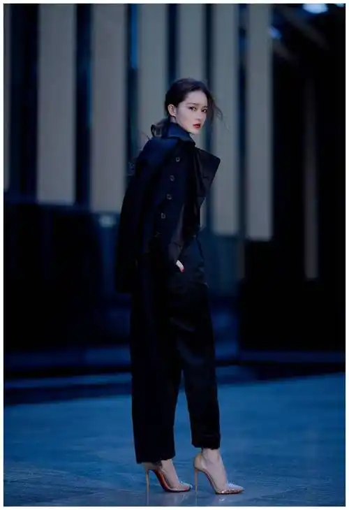 原创李沁穿休闲风也很美白色夹克风外套配拼接靴子丸子头更显可爱