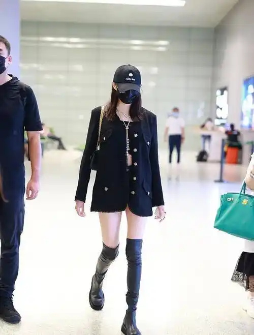 关晓彤的"小鸟腿"真绝,这么紧的皮靴硬是穿出褶皱,让人好羡慕_时尚