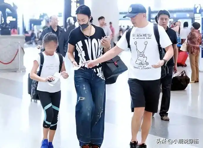 55岁那英一家三口罕见走机场,女儿气质神态不随她像爸爸_时尚_蓝色