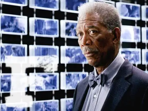 摩根弗里曼在《蝙蝠侠:黑暗骑士崛起》中饰演的是谁?