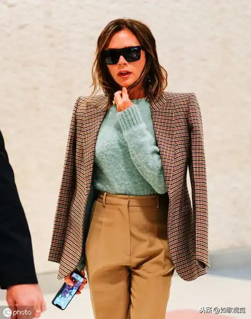 贝嫂身披西服凹凸有致,黑超遮面表情冷酷,举止妩媚动人风韵犹存