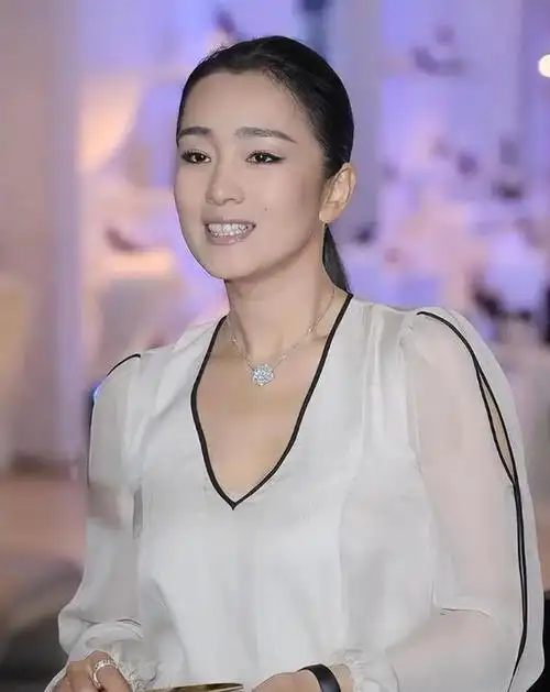 事实证明,私生活混乱的巩俐已经走上了另外一条大道