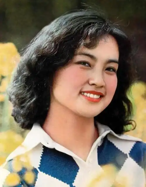 刘晓庆自豪晒旧照,33年前已是美人