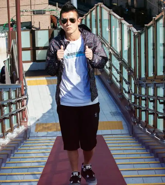 陈冠希一直很潮,他携自主品牌与某杂志合作推出潮t并赴东京街拍