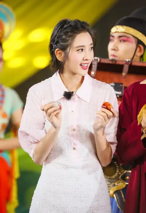 唐艺昕短发发型百变造型时尚又可爱