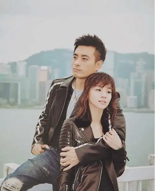 章龄之陈龙恩爱合照 感激我的世界里有你