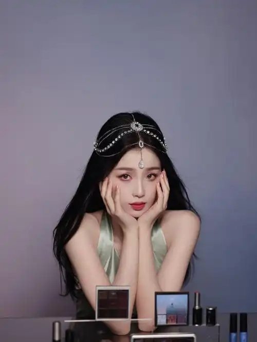 虞书欣丸子头托脸照##虞书欣3ce品牌大使