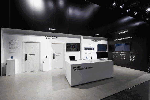 三星智能门锁在系统解决方案展区,三星展示了智能门锁,智能建筑,智能