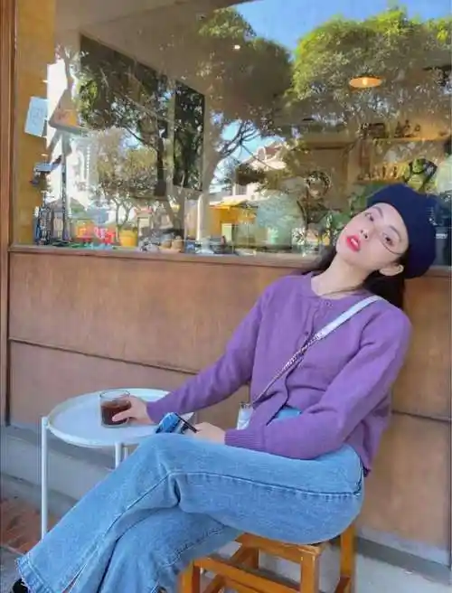 浅蓝色牛仔裤配什么颜色上衣好看