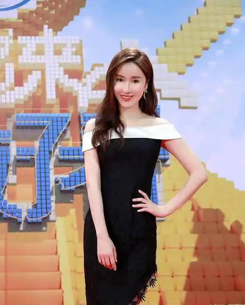 活动,这就免不了会有很多的礼服造型,今天就和小编一起来看看娄艺潇之