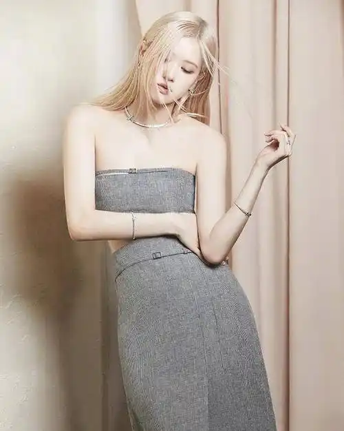 rosé朴彩英拍性感唯美写真,光脚穿吊带裙秀大长腿_时尚_气质_气息