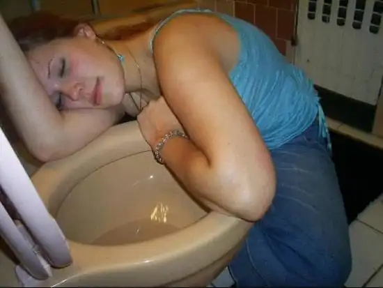 身体难受,也太破坏形象,看了她们醉酒的样子,希望大家喝酒还是要节制