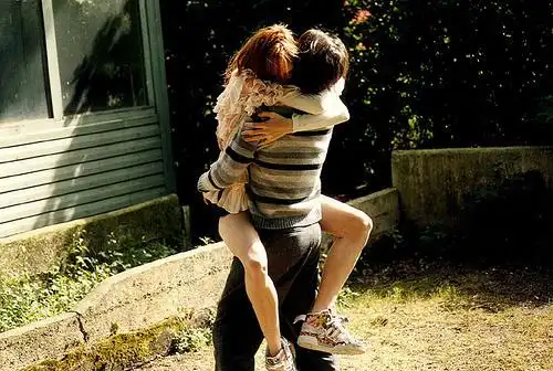 拥抱的幸福图片_安心于爱人温暖的拥抱_情侣图片_