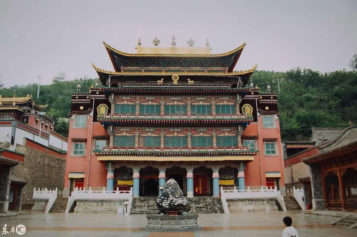 大经堂是塔尔寺zj组织的最高权力机构,藏式平顶建筑,面积1981平方米.