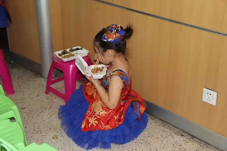 六一晚会花絮:蹲在地上吃盒饭的小演员们