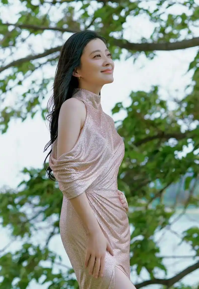 梅婷粉色亮片长裙 被她美到了~  #爆款练习生# #娱乐八卦# #梅婷