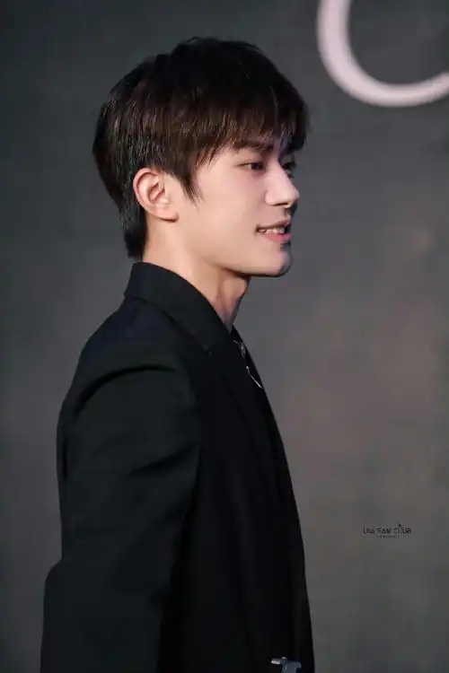 四和四的喉结@tfboys-易烊千玺#易烊千玺北京##四字 易烊千玺 yyqx 四