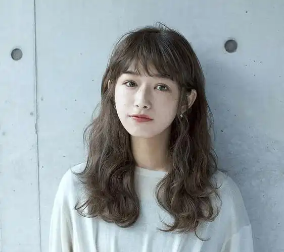 40岁的国字脸女性适合什么样的发型?短发减龄显瘦,中发有女人味