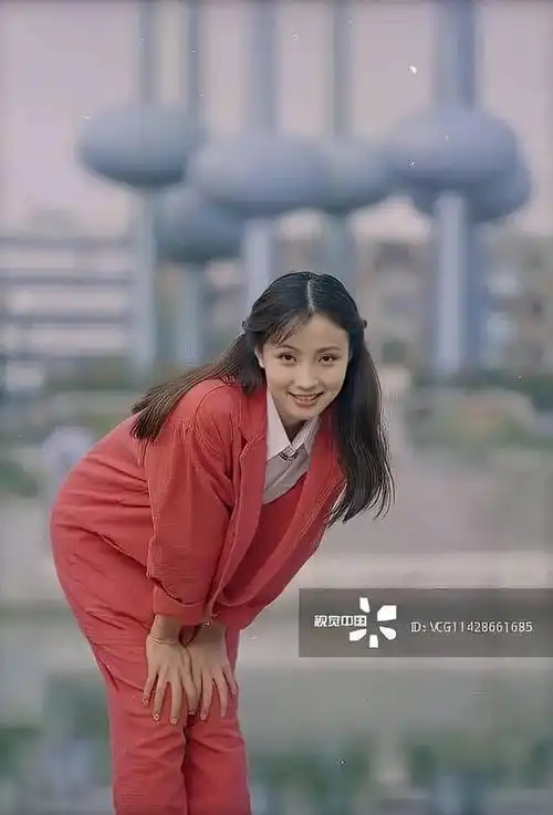 18岁的徐峥和20岁陶虹旧照,徐峥头发抢眼,陶虹貌美如花!