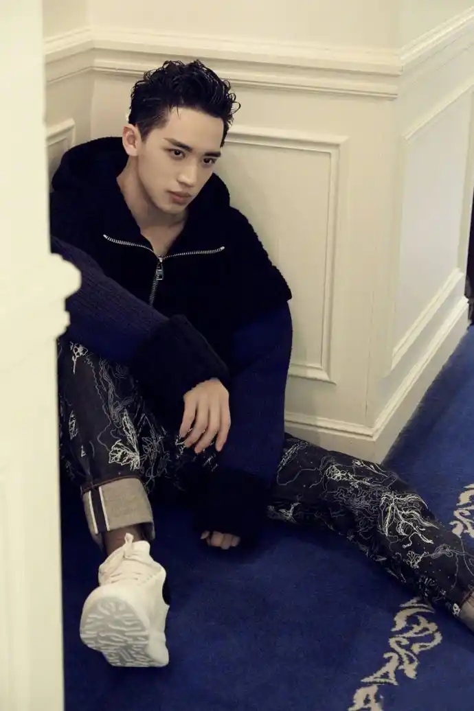 许魏洲zz曝光了一组早春写真大片,洲洲侧脸完美上演"