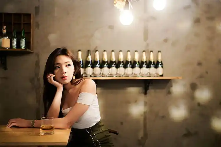 收藏 关键词:在酒吧独自喝酒的气质女生图片下载,女人,亚洲的,壁纸