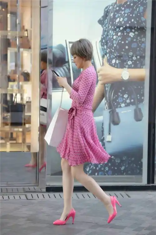 粉红色的尖头高跟鞋,搭配粉色印花连衣裙,夏季的减龄穿搭_美女_感觉