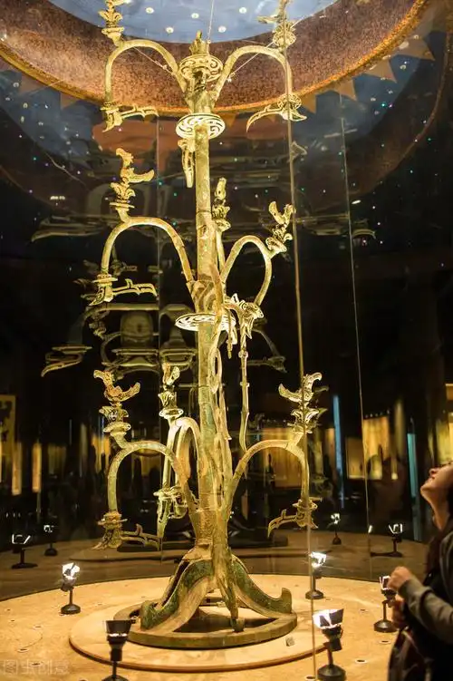 对比扶桑树的比例参照,青铜神树形象地再现"十日传说"三星堆出土的"