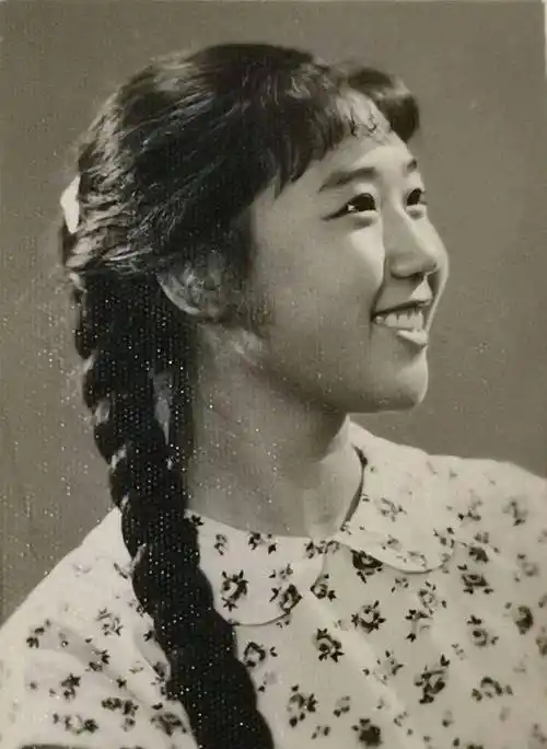 70年代的大辫子女孩