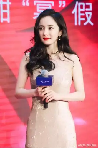 杨幂香槟金斜肩礼服出席活动显好身材,男粉丝大吼吓懵女工作人员