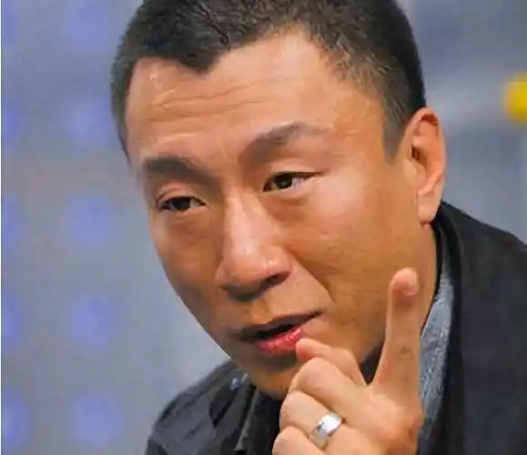 孙红雷时隔多年晒自拍,疑似美容做拉皮_皮肤_皱纹_照片