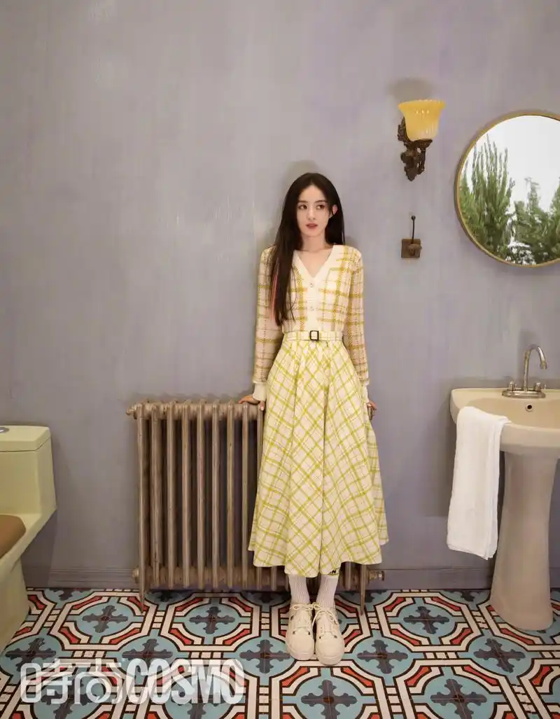 消息赵丽颖时尚cosmo六月刊单人封面解锁粉色挑染直发展现girlcrush