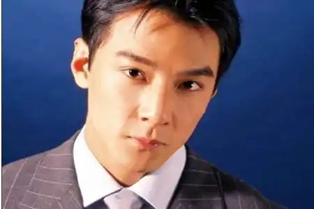 18岁时的吴彦祖无愧于帅气二字谁年轻时还不是个俊美男