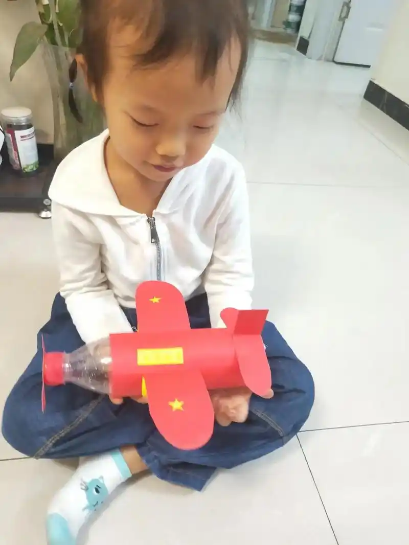 来自一个矿泉水瓶的欢乐#喜迎国庆 #环保手工制作 - 抖音